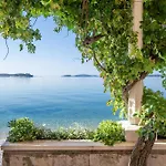 Tara's Hotel 4*